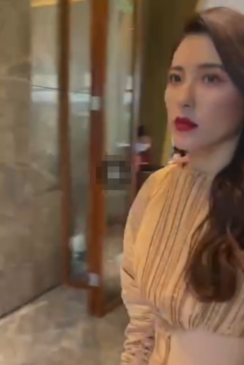 44岁曾黎穿超短衣太性感，罕露美背玉肌，与体型肥大男子亲密喂食