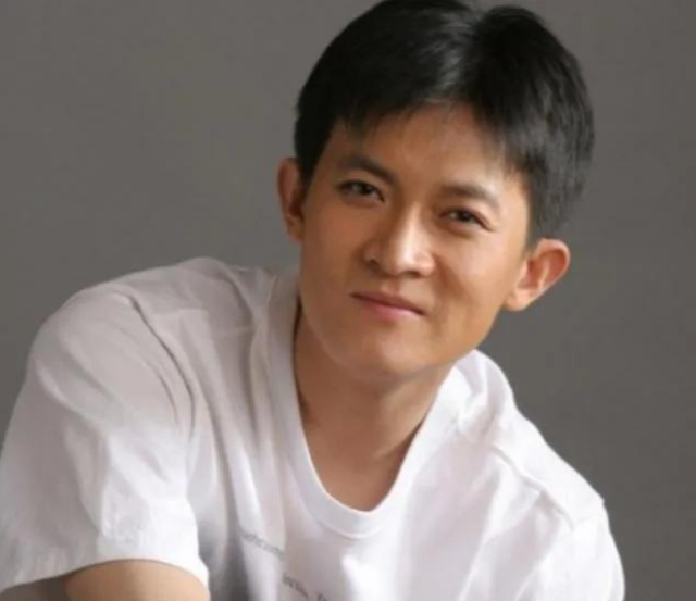 演员杨志刚：娶小师妹张静，每月工资都上交，如今他过得怎么样？
