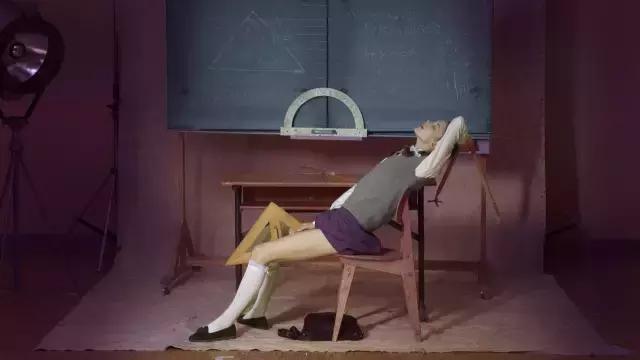 她是《不安分的姑娘》里的小可爱,也是暴力疯狂的“女性瘾者”