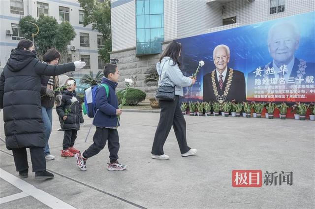 “浪花”托举核潜艇，送中国第一代核潜艇总工程师黄旭华远行