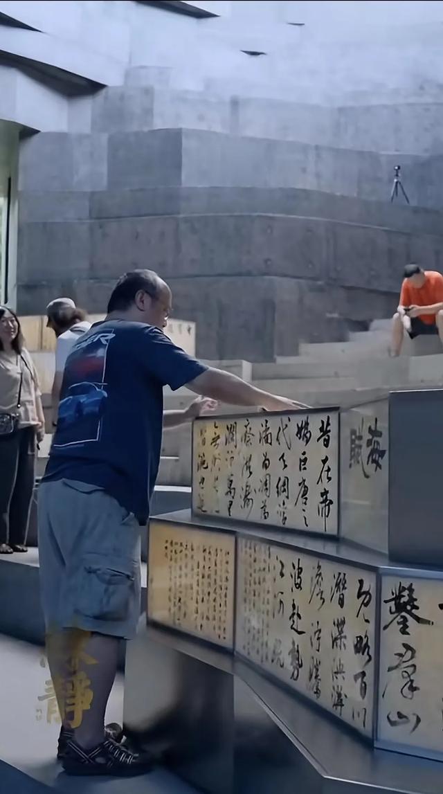 窦唯现状曝光：隐居阿那亚，秃顶头发花白索性剃光头，偶尔会演出