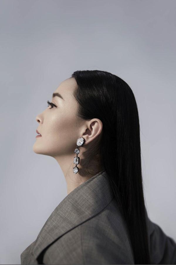 王艳带儿子拍时尚大片！12岁球球身高赶超妈妈，穿成衣时尚感爆棚