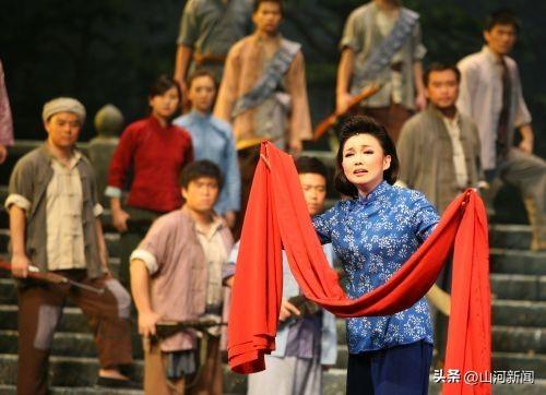 她是军旅歌唱家，身材丰满被称“中年杀手”，今转身成北电教授！