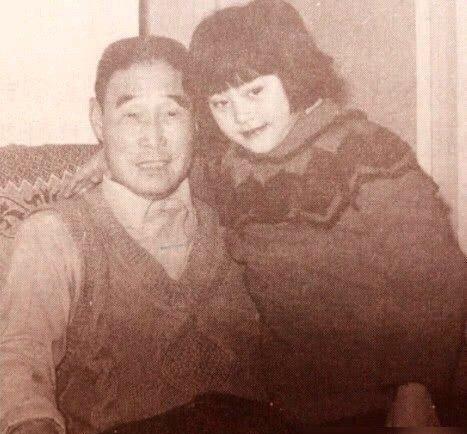 范冰冰儿时旧照曝光，范爷天生美人胚子，范丞丞祖传小眼睛