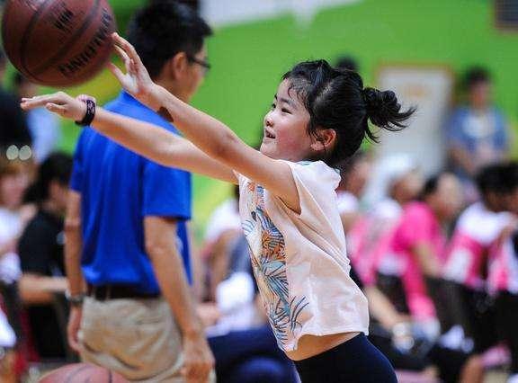 姚明女儿没有170？看站他身边168的范冰冰和172的撒贝宁就知道了