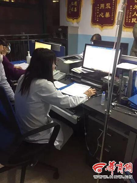 她深夜边打点滴边加班,被同事拍下,照片背后是儿科医生的不易