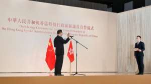 李颂慈(香港举行区议员宣誓仪式 监誓人：17人宣誓存疑)