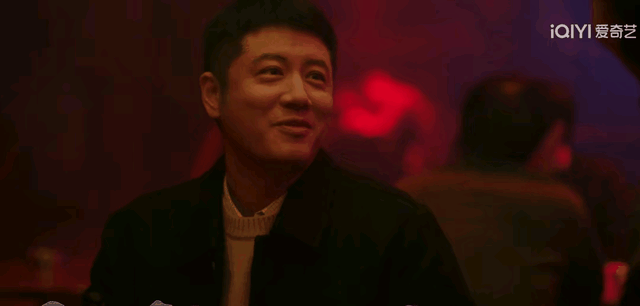 满脸的折子，浑身的油腻，却要演“坐台”的小姐，网友：真服了？