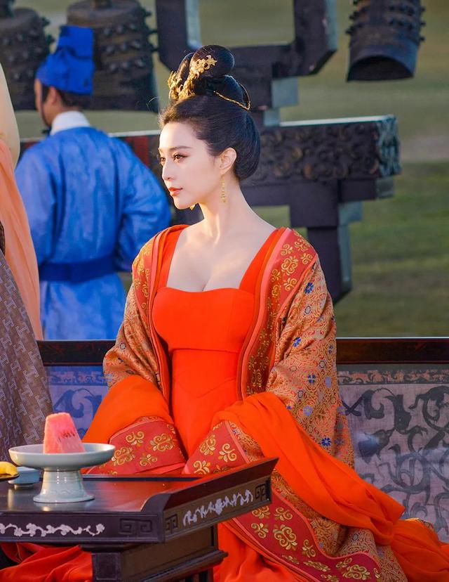 12版杨贵妃，一颦一笑皆风情，谁撑起了唐朝第一美，谁在滥竽充数