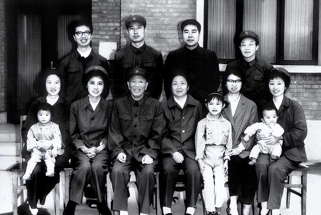 邓华被批判并下放四川，只有一位高级将领敢登门拜访，此人是谁？