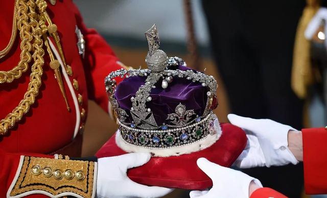 别低头，王冠会掉！18年女王吐槽1.28公斤的帝国王冠：会压断脖子