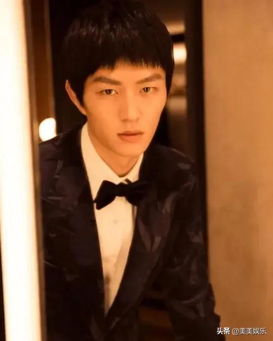 又一超模恋情曝光,和男模车内热吻,男方前女友个个是女神