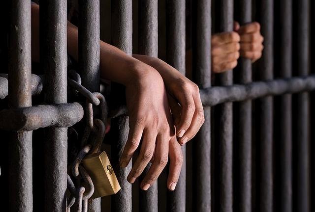 2002年矿王瞒报81人矿难获刑20年,却只住了4年出狱,继续当富豪