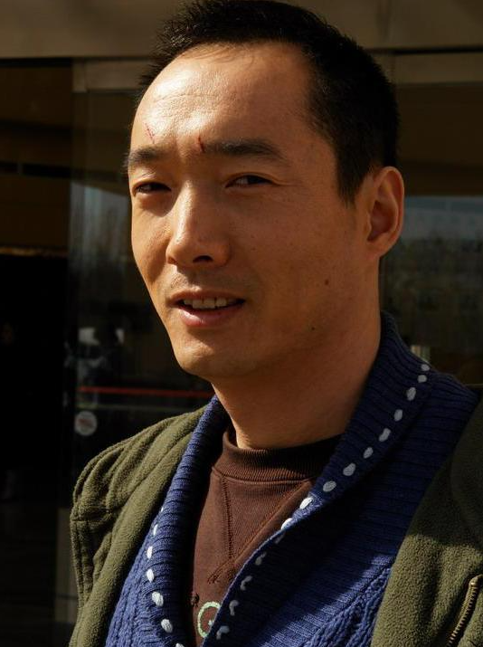 他是曾黎前男友,被韩国美女倒追,从机修工到影帝的他有何魅力?