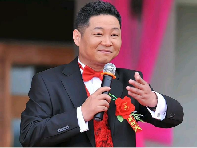 55岁赵亮现状:带模特老婆深山养鸡16年,俩儿子像谁一目了然