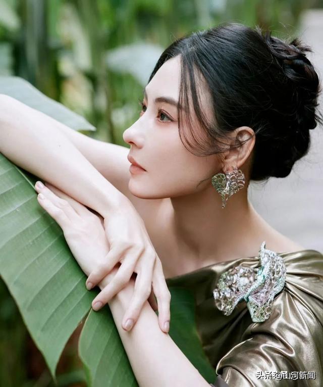 44岁的张柏芝和44岁时的王菲，一个僵硬不自信一个美成代名词