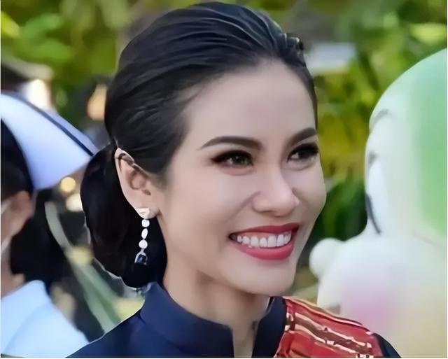 诗妮娜贵妃偷摸生子，有儿有女儿子七岁，生日放一家4口漫画示威