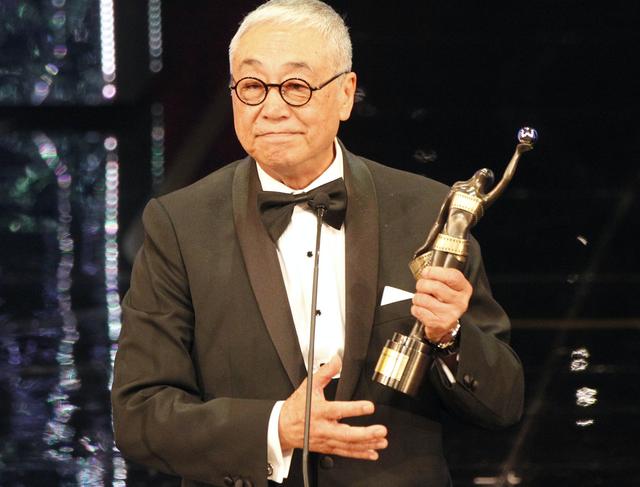 52岁王馨平自曝确诊!喉咙不适在酒店隔离,上月2位亲人接连去世