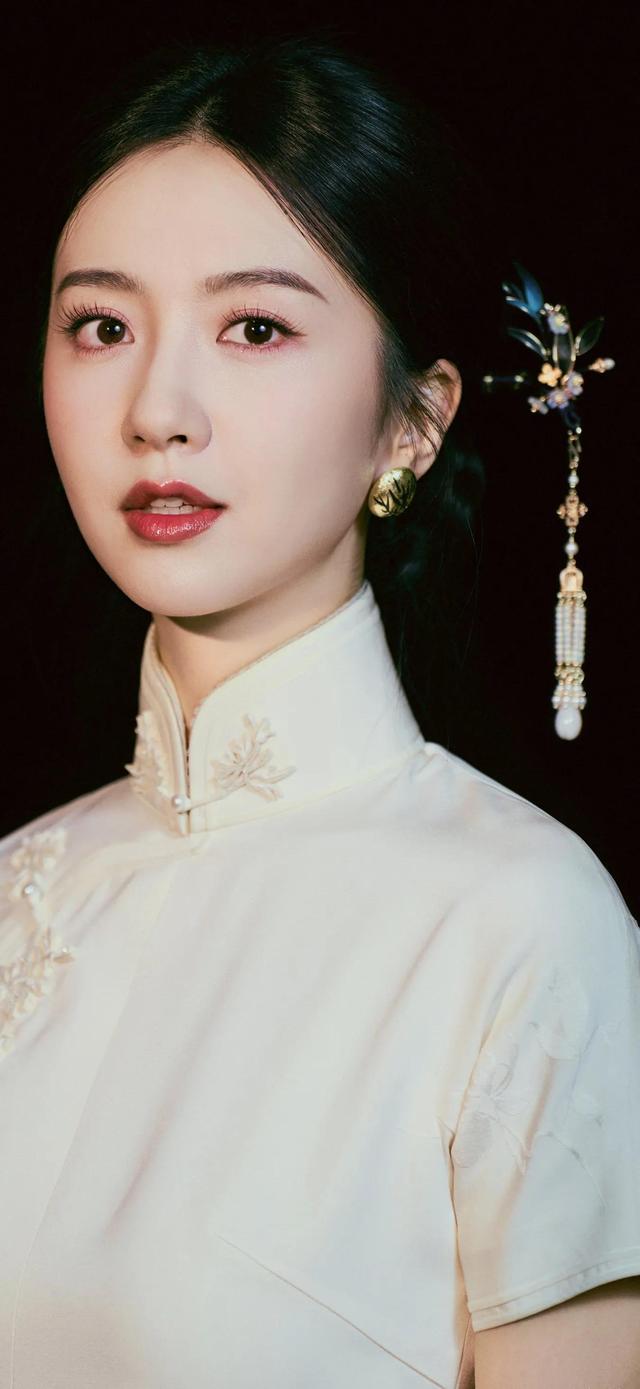​美女系列壁纸第4224期—一袭白色旗袍的许龄月