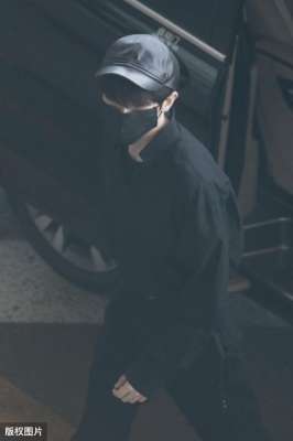 蔡徐坤背影图片(蔡徐坤一身黑衣现身机场，录制青春有你得到认可)