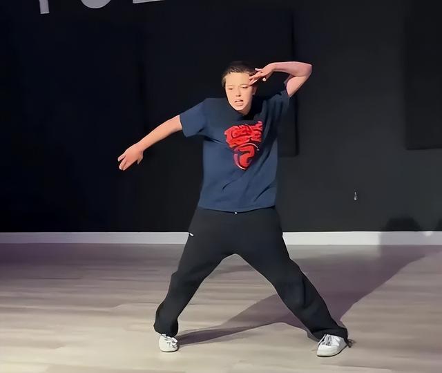 皮特儿女站队朱莉:皮特这姓我不要了!跟老爹不和,成祖传的了?