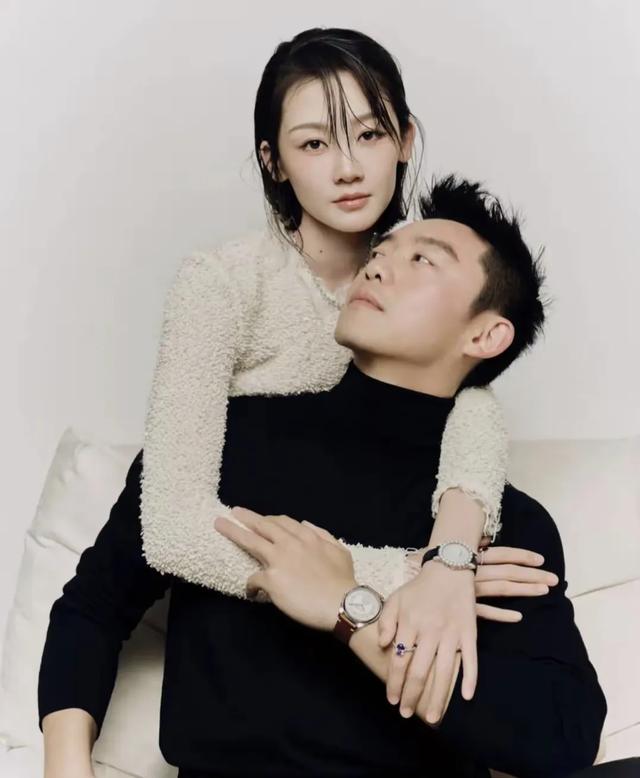 郑恺苗苗情人节大片，他望着妻子满眼爱意，夫妻俩甜蜜相拥好甜