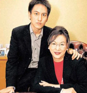 18岁当汤臣总裁:身价千亿颜值爆表,和王思聪有“天壤之别”