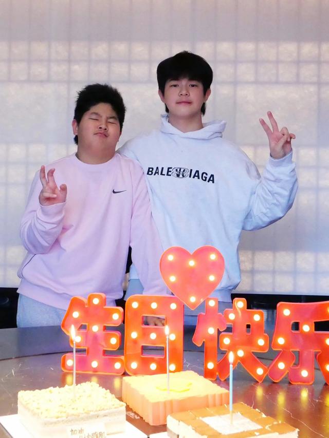 胡可晒全家福为沙溢庆生，47岁沙溢瘦下来变好嫩，俩儿子高大帅气