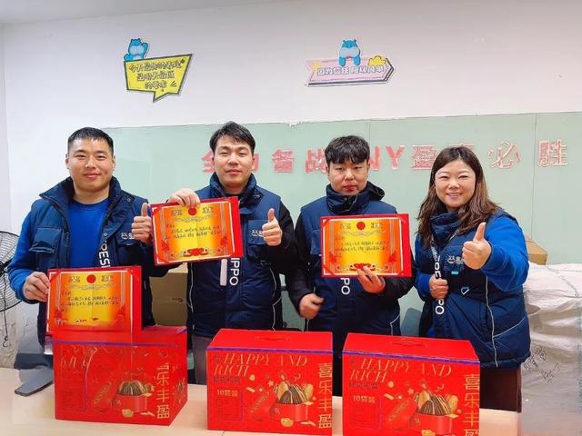 超市门口发生惊险一幕,他们第一时间冲到现场