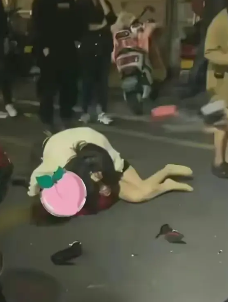 街头惊悚一幕！正妻当街羞辱小三，扒光并暴打！引发网友热议