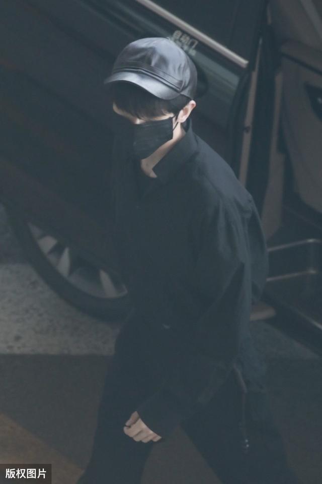 蔡徐坤一身黑衣现身机场,录制青春有你得到认可