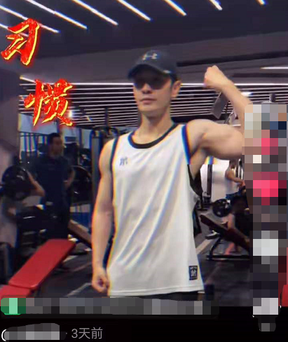 baby与儿子现身三亚，母子当街甩手闹别扭，小海绵撒娇抱腿超呆萌