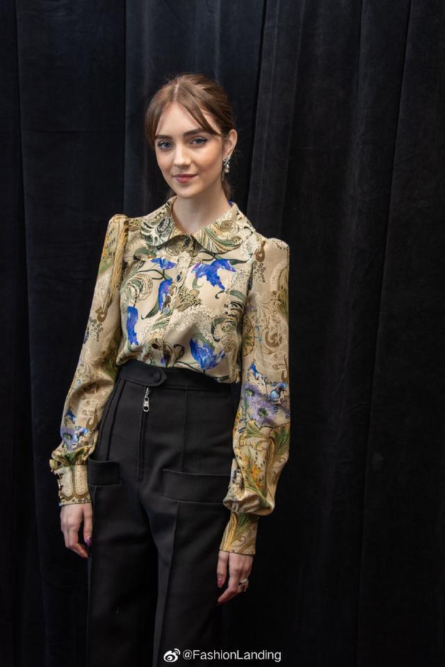 塔莉娅·莱德气质亮相，印花衬衫+高腰裤，很有时尚感