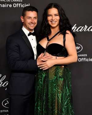 超模利马(40岁超模利马穿薄纱裙秀肚大如罗，马甲线仍清晰，男友深情亲孕肚)