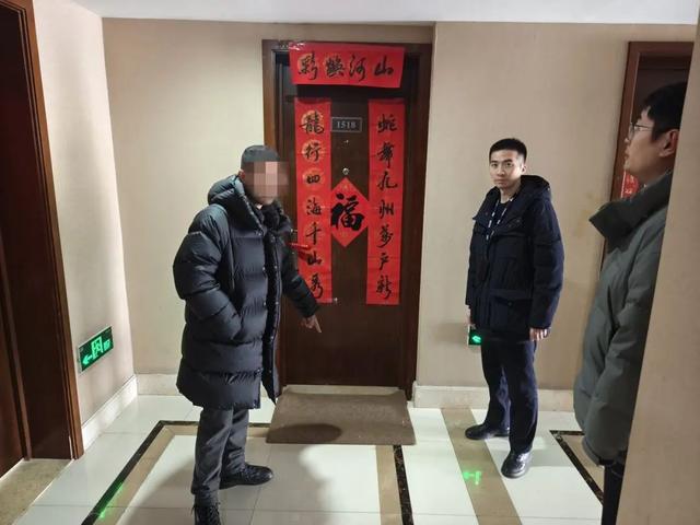 出租屋里惊现神秘男子！人在老家的女主人看监控急了