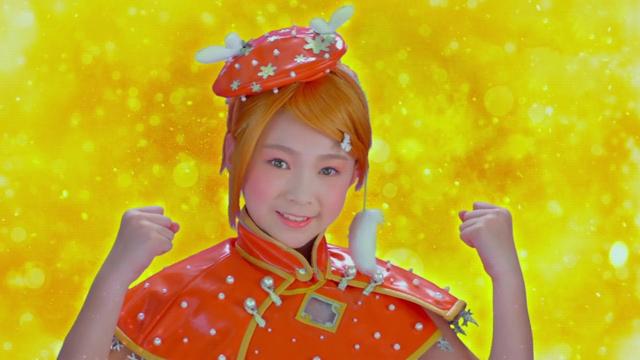 《舞法天女》的苏爱蕾，如今16岁是一名高中生，近照又高又瘦