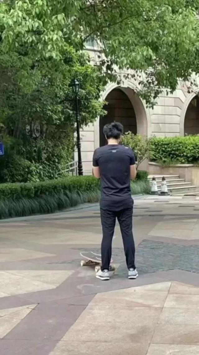 彭于晏隔离前后素颜照流出,粉丝疯了:哥哥根本配不上我