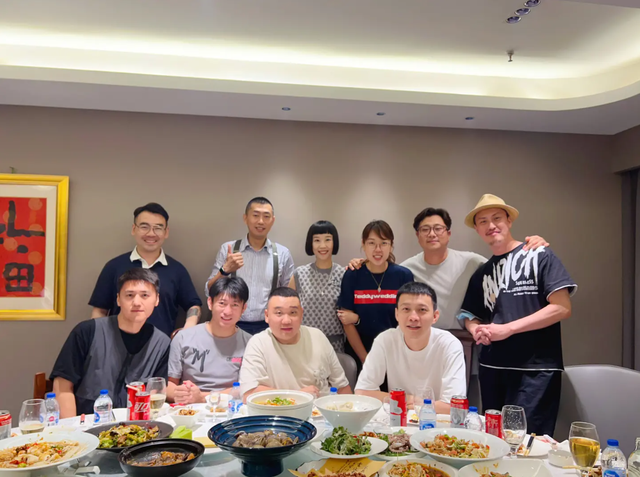 喜剧演员张泰维大婚！老板贾玲亲自到场证婚，泪洒台上送新人祝福