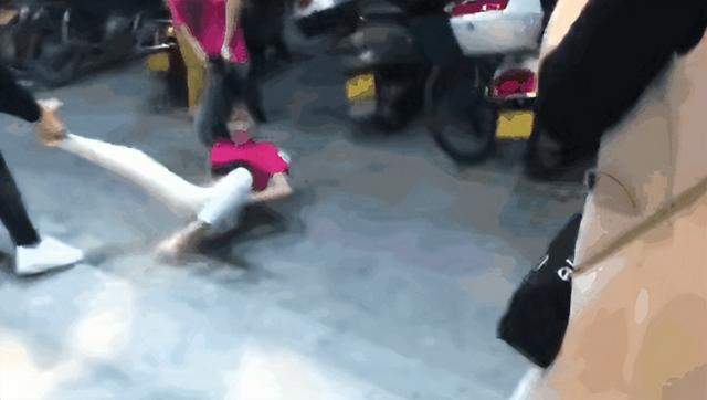 街头惊悚一幕！正妻当街羞辱小三，扒光并暴打！引发网友热议