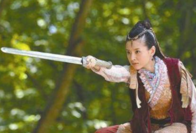 给宝剑起名字只服梁羽生，梁羽生笔下的十大名剑，金庸也写不出来