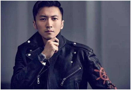 成龙传达龙的传人，而加拿大国籍的谢霆锋，唱黄种人真是“讽刺”