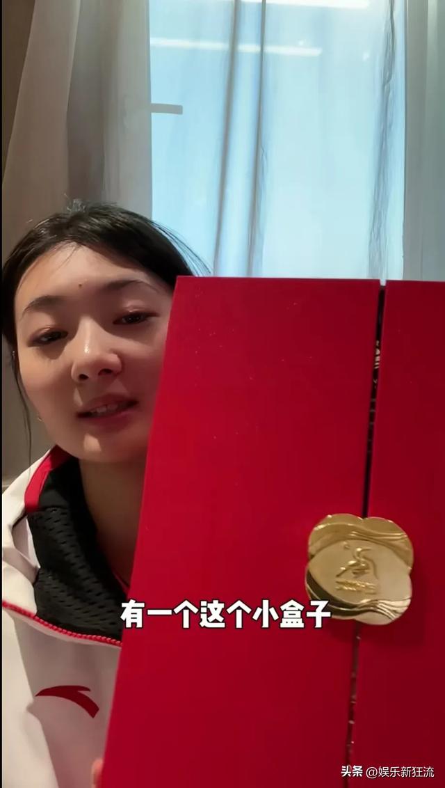 东北甜妹王欣然,拿了金牌第一时间和观众分享,美人痣太好看了