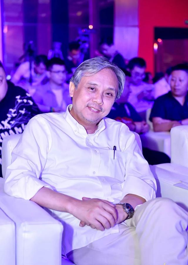 知名导演60岁得女，小30岁娇妻身材惹火，“父女恋”疑奉子成婚