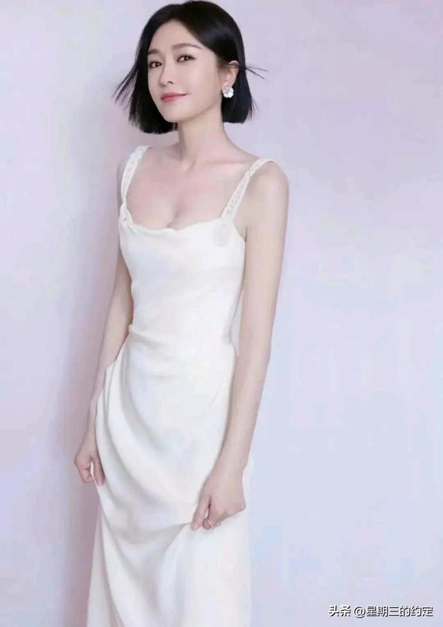 45岁秦岚后台打麻将被偷拍，穿抹胸裙大秀身材，傲人上围不减当年