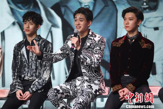 中国男子演唱组合威神V全体成员携《Take Off》帅气亮相南京