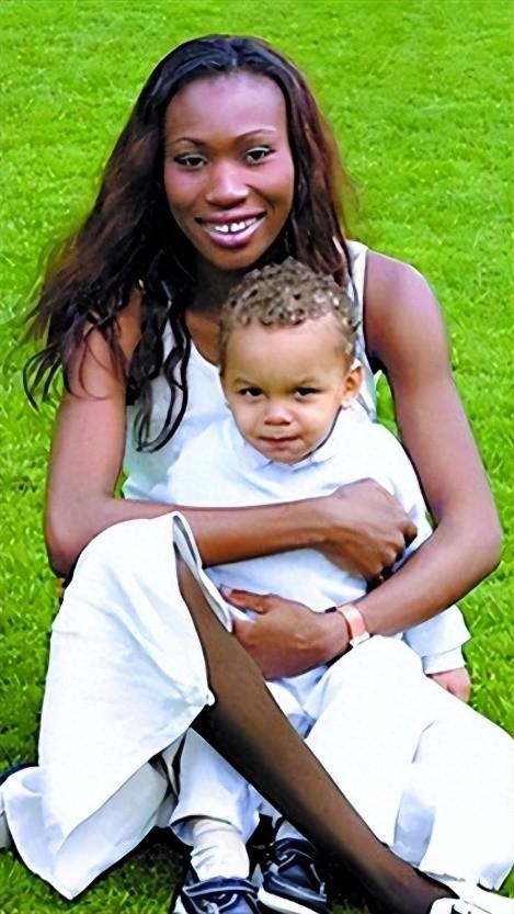 摩纳哥亲王重口味:爱上大嘴空姐,承认私生子,夏琳王妃被她打败