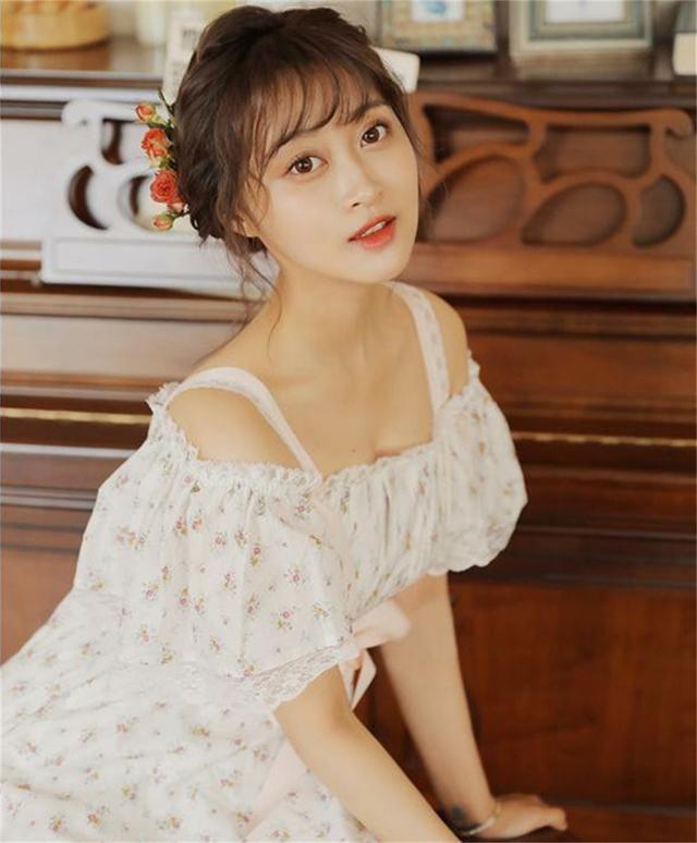 《巴啦啦小魔仙》杀青15周年，31岁刘美含再扮严莉莉，美丽依旧