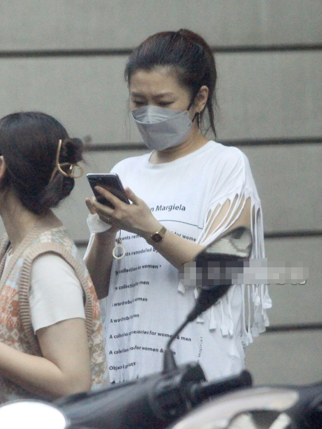 任家萱与小7岁男友约会！手臂烧伤疤痕明显，两人无名指婚戒抢眼