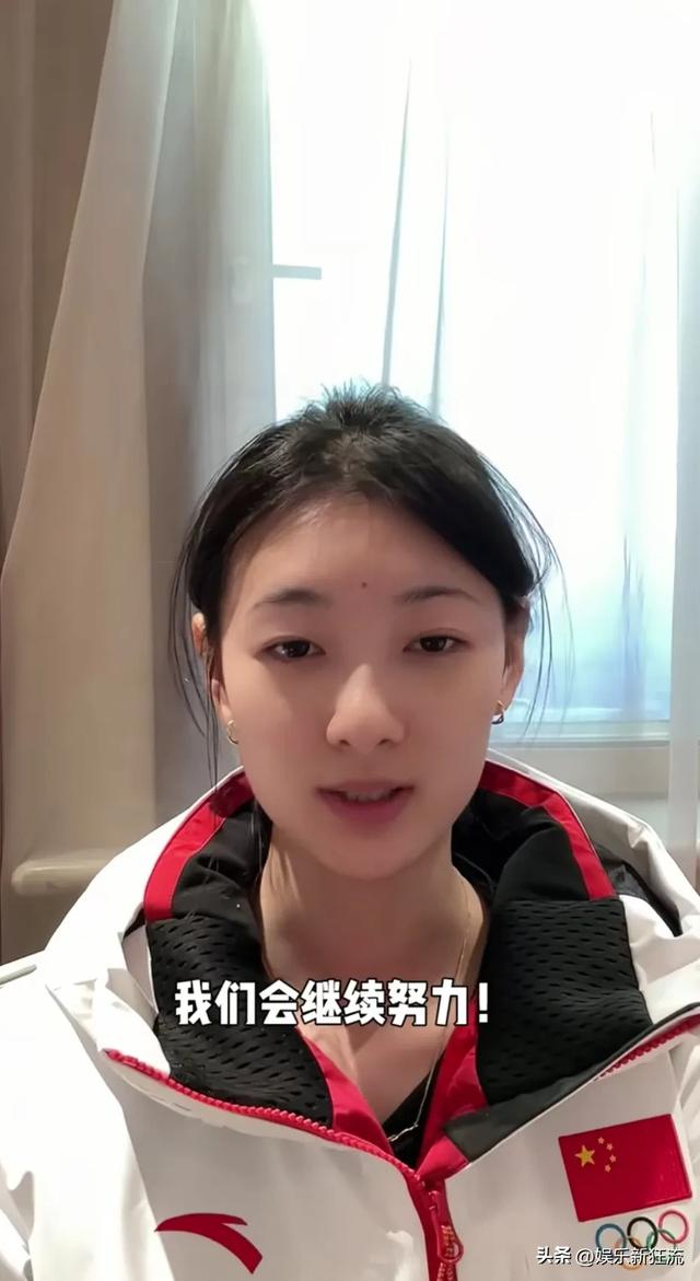 东北甜妹王欣然,拿了金牌第一时间和观众分享,美人痣太好看了