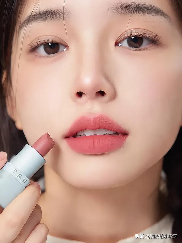 性感丰满 嘴唇丰厚饱满 具有性感魅力